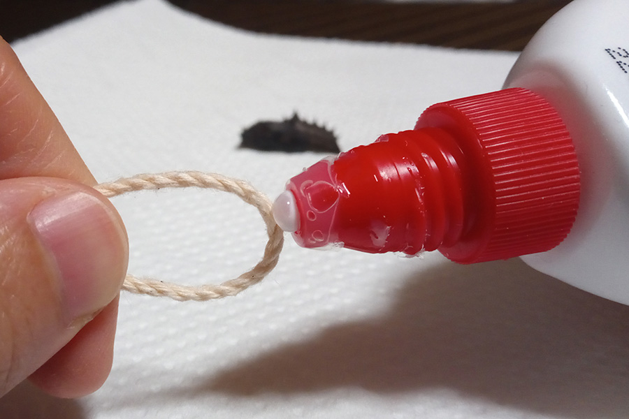 毛糸にボンドをつける